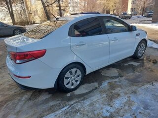 2015 Kia Rio III Рестайлинг, белый, 1100000 рублей, вид 4