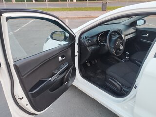 2014 Kia Rio 5-speed III, белый, 980000 рублей, вид 5