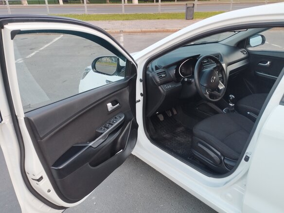 2014 Kia Rio 5-speed III, белый, 980000 рублей - вид 4