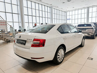 2019 Skoda Octavia III (A7) Рестайлинг, белый, 1620000 рублей, вид 5