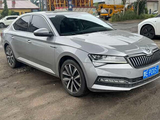 2023 Skoda Superb III Рестайлинг, серебристый, 1571000 рублей, вид 3
