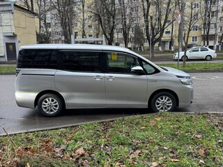 2019 Toyota Voxy III (R80) Рестайлинг, серебристый, 2350000 рублей, вид 2