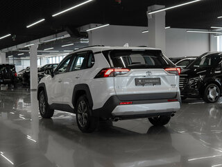 2025 Toyota RAV4 V (XA50), белый, 4200000 рублей, вид 4
