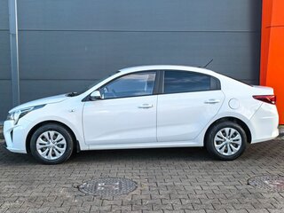2022 Kia Rio IV Рестайлинг, белый, 1549000 рублей, вид 2