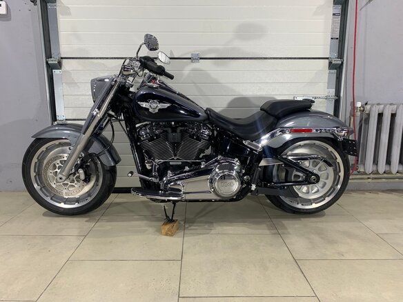 2021 Harley-Davidson Fat Boy, серый, 1849000 рублей - вид 2