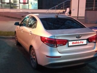 2017 Kia Rio III Рестайлинг, серебристый, 1100000 рублей, вид 3