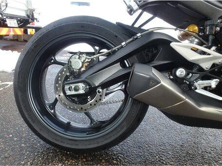 2024 Triumph Street Triple, жёлтый, 1090000 рублей, вид 4