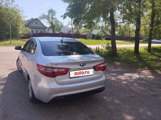 2013 Kia Rio 5-speed III, серебристый, 650000 рублей, вид 4