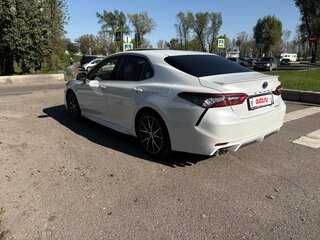 2021 Toyota Camry VIII (XV70) Рестайлинг, белый, 3400000 рублей, вид 4