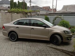 2015 Volkswagen Polo V Рестайлинг, бежевый, 840000 рублей, вид 2