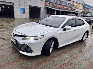 2021 Toyota Camry VIII (XV70) Рестайлинг, белый, 2650000 рублей, вид 3