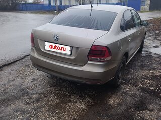 2016 Volkswagen Polo V Рестайлинг, бежевый, 900000 рублей, вид 2