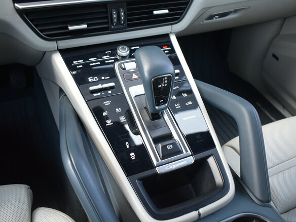 2021 Porsche Cayenne E-Hybrid III, серебристый, 6390000 рублей - вид 21