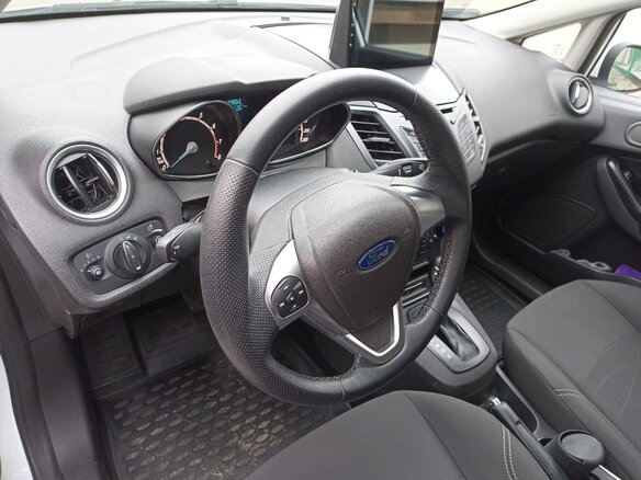 2016 Ford Fiesta Mk6 Рестайлинг, белый, 1300000 рублей - вид 16