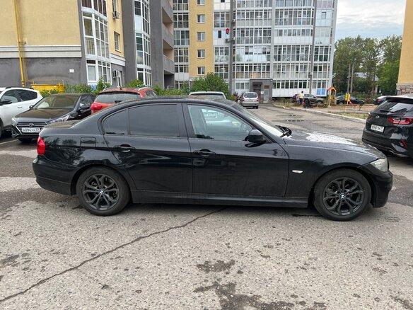 2011 BMW 3 серии 318i V (E90/E91/E92/E93) Рестайлинг, чёрный - вид 1