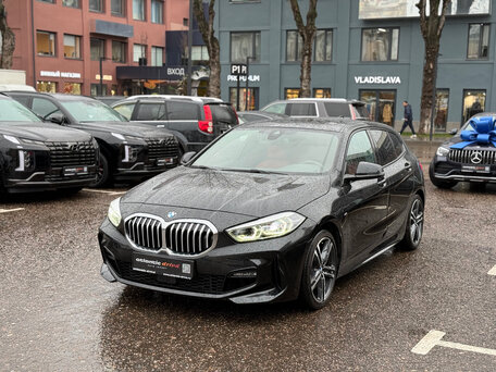 2022 BMW 1 серии 118d III (F40), чёрный, 2740000 рублей, вид 1