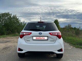 2017 Toyota Yaris III Рестайлинг 2, белый, 1400000 рублей, вид 3