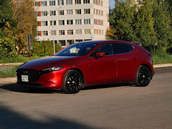 2020 Mazda 3 IV (BP), красный, 1520000 рублей - вид 1