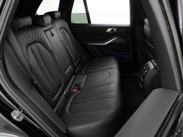 2022 BMW X5 M50i IV (G05/G18), чёрный, 8690052 рублей - вид 6