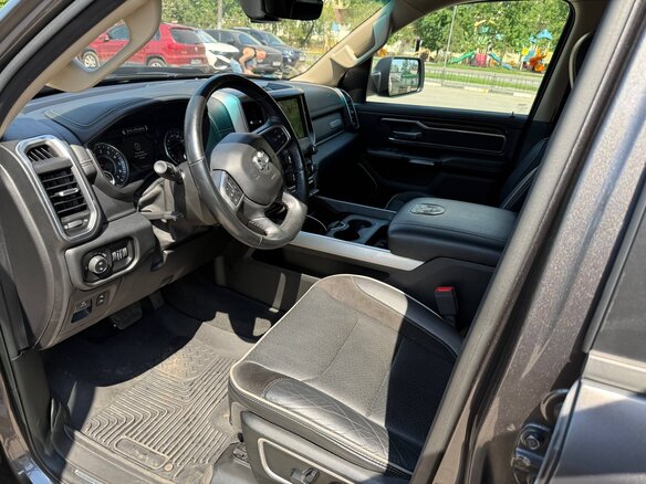 2019 Ram 1500 Crew Cab V, серый, 5700000 рублей - вид 3