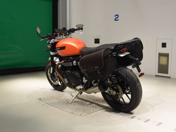 2023 Triumph Speed Twin, оранжевый, 1000000 рублей - вид 4