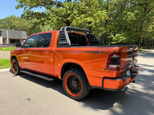 2022 Ram 1500 Crew Cab V, оранжевый, 6800000 рублей - вид 6