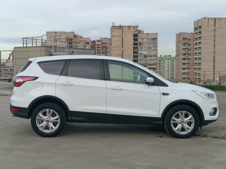 2017 Ford Kuga II Рестайлинг, белый, 1250000 рублей, вид 4