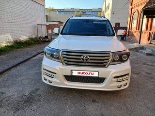 2013 Toyota Land Cruiser 200 Series Рестайлинг 1, белый, 3900000 рублей, вид 2