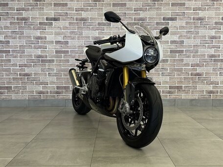 2023 Triumph Speed Triple, белый, 1472000 рублей, вид 3