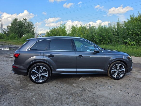 2021 Audi Q7 55 TFSI II (4M) Рестайлинг, серый - вид 2