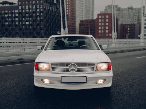 1985 Mercedes-Benz S-Класс 500 II (W126), белый, 7700000 рублей