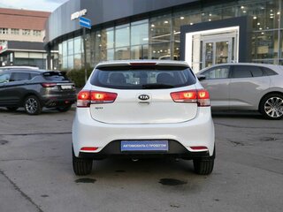2015 Kia Rio III Рестайлинг, белый, 925000 рублей, вид 5