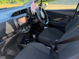 2019 Toyota Vitz III (XP130) Рестайлинг, серебристый, 1200000 рублей, вид 4