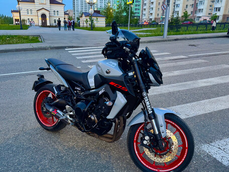 2020 Yamaha MT-09 (FZ-09), серый, 1000000 рублей, вид 2