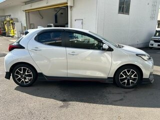 2022 Toyota Yaris IV, белый, 850000 рублей, вид 2