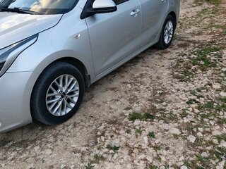 2019 Kia Rio IV, серебристый, 1580000 рублей, вид 3