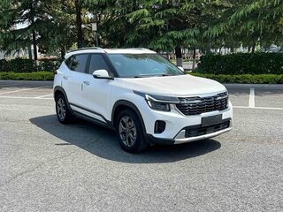 2023 Kia Seltos I Рестайлинг, белый, 1950000 рублей, вид 1