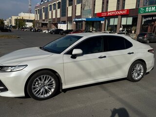 2019 Toyota Camry VIII (XV70), белый, 3350000 рублей, вид 3