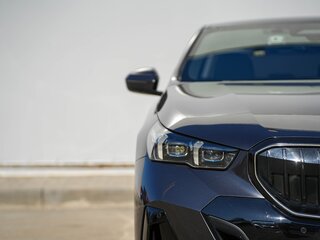 2025 BMW 5 серии 530i xDrive VIII (G60/G61/G68), серый, 9385000 рублей, вид 4