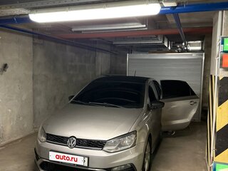 2016 Volkswagen Polo V Рестайлинг, серебристый, 900000 рублей, вид 2