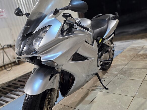 2006 Honda VFR 800, серебристый, 420000 рублей - вид 1
