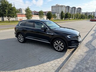 2018 Volkswagen Touareg III, чёрный, 4490000 рублей, вид 4