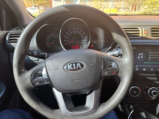 2013 Kia Rio 4-speed III, серый, 900000 рублей, вид 4