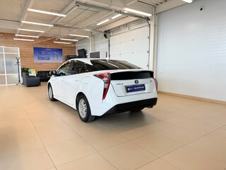 2017 Toyota Prius IV (XW50), белый, 1799900 рублей, вид 4