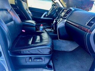 2013 Toyota Land Cruiser 200 Series Рестайлинг 1, серебристый, 4000000 рублей, вид 3