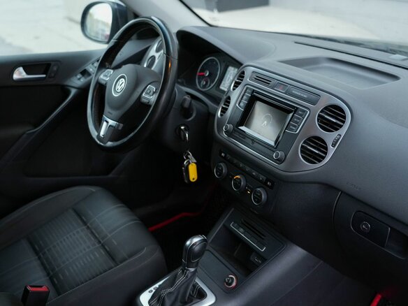 2016 Volkswagen Tiguan I Рестайлинг, чёрный, 1390000 рублей - вид 14