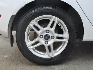 2015 Ford Fiesta Mk6 Рестайлинг, белый, 700000 рублей, вид 5