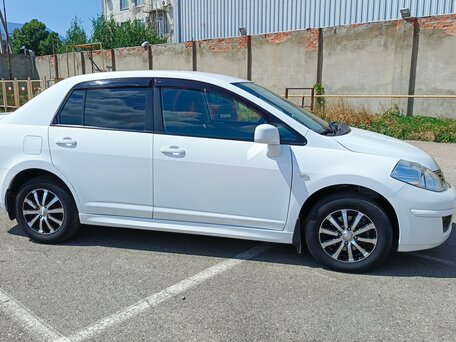 2013 Nissan Tiida I Рестайлинг, белый, 745000 рублей, вид 4