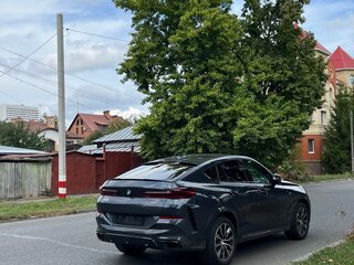 2021 BMW X6 40i III (G06), серый, 8500000 рублей, вид 4