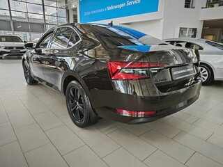2021 Skoda Superb III Рестайлинг, коричневый, 2500000 рублей, вид 3